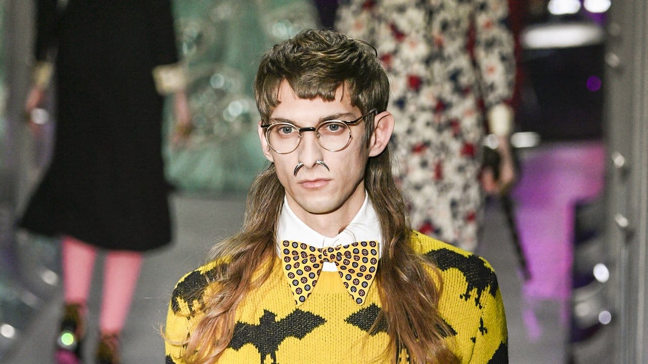 Das Batman-Fieber ergreift auch die Modewelt, wie der Gucci-Pullover offenbart.