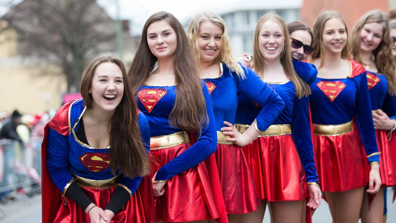 Supergirls feiern beim traditionellen Karnevalsumzug.