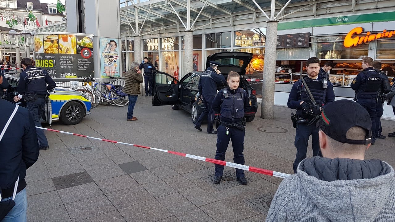 Einer der drei verletzten Passanten starb im Krankenhaus. Einer der drei verletzten Passanten starb im Krankenhaus.