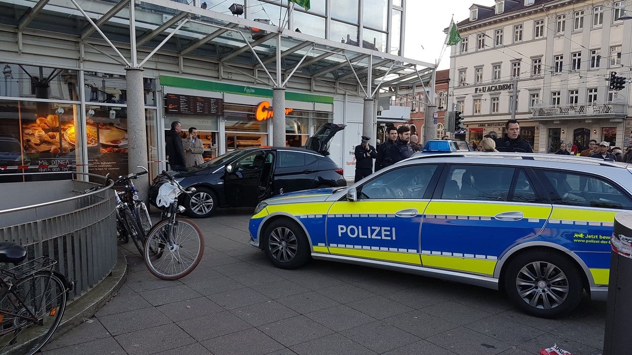 Der Platz mit Straßenbahn- und Bushaltestellen war zur Tatzeit stark belebt. Der Platz mit Straßenbahn- und Bushaltestellen war zur Tatzeit stark belebt.