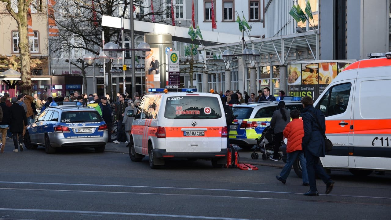 Einsatzfahrzeuge der Polizei und des Rettungsdienstes in Heidelberg. Einsatzfahrzeuge der Polizei und des Rettungsdienstes in Heidelberg.