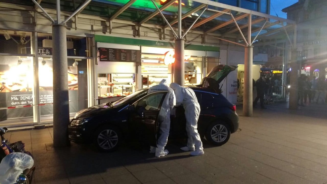 Mitarbeiter der Polizei suchen nach Spuren. Mitarbeiter der Polizei suchen nach Spuren.