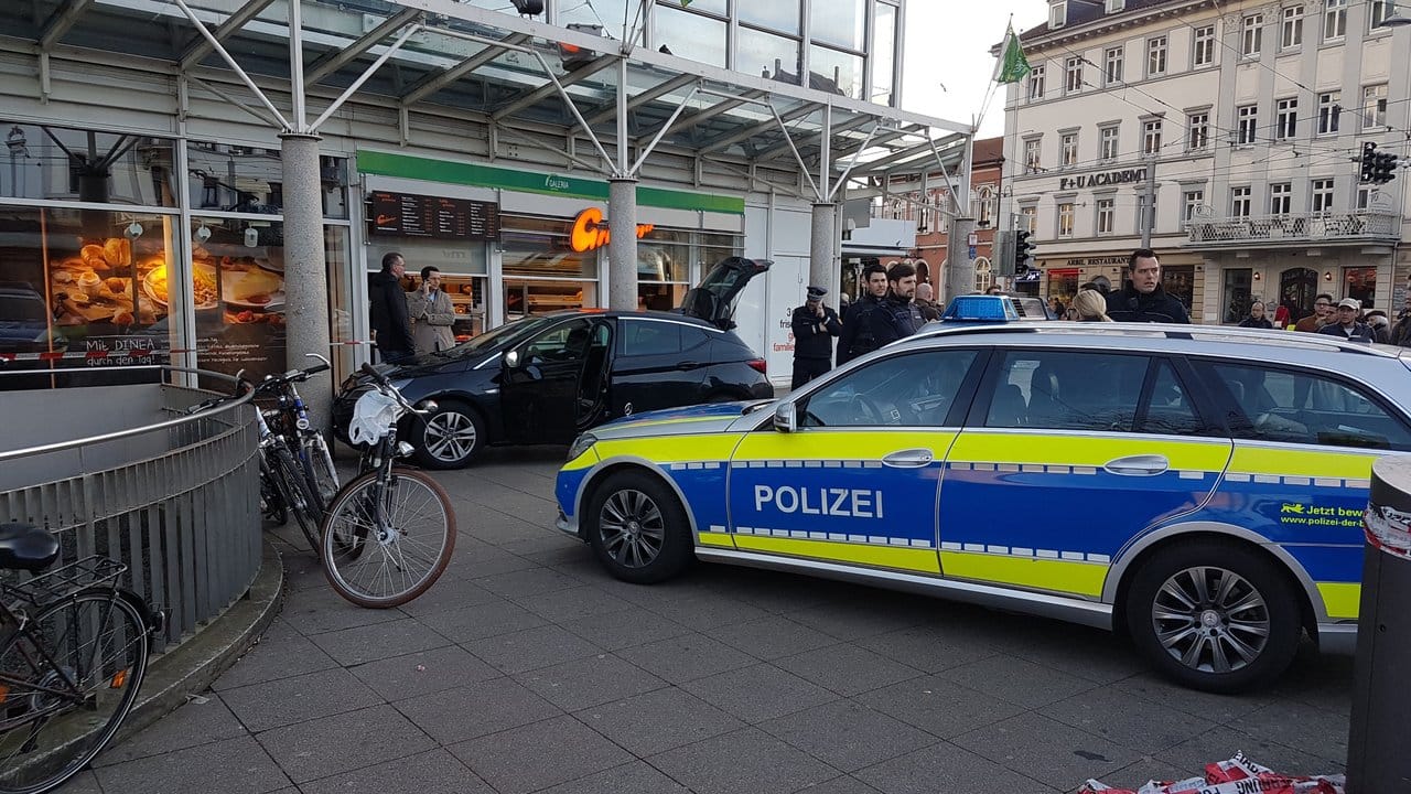 Einsatzkräfte der Polizei vor dem Geschäftshaus in Heidelberg. Einsatzkräfte der Polizei vor dem Geschäftshaus in Heidelberg.