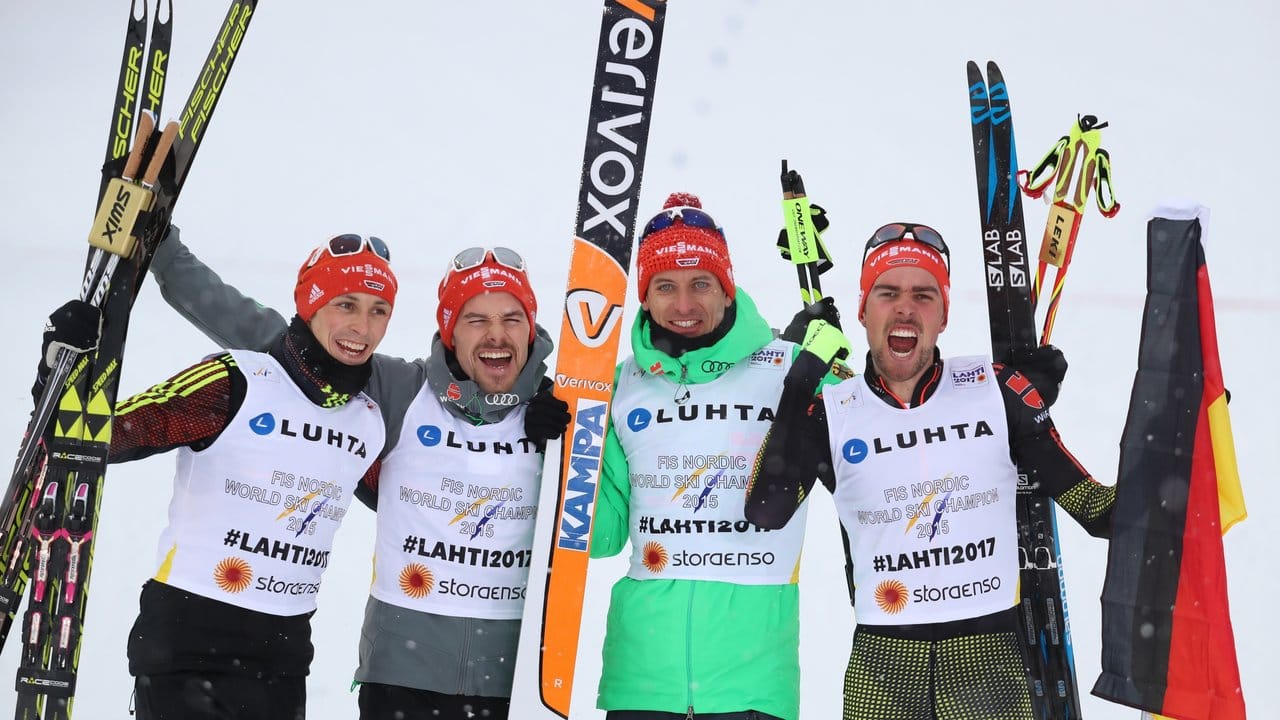 Eric Frenzel, Fabian Riessle, Bjoern Kircheisen und Johannes Rydzek jubeln über den Sieg im Teamwettbewerb.