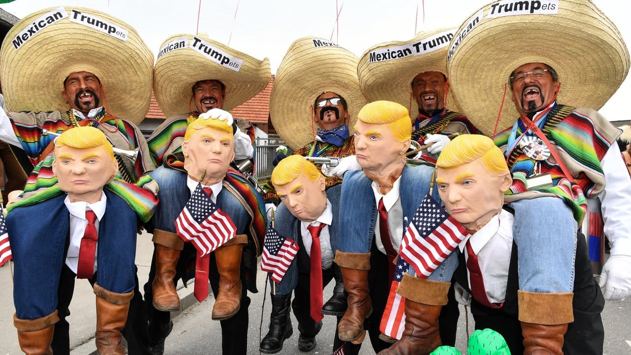 Als Mexikaner verkleidete Narren "reiten" auf Trump.