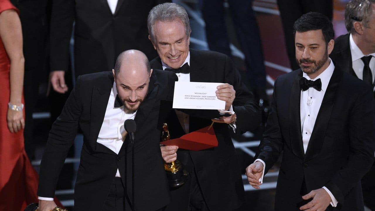 "La La Land"-Produzent Jordan Horowitz (l-r), Warren Beatty und Jimmy Kimmel mit dem richtigen Umschlag.