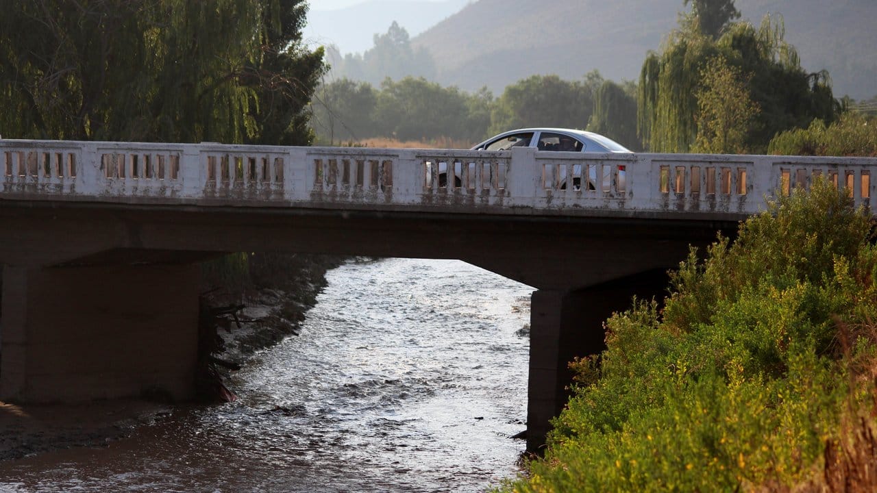 Ein Fluss in Los Andes tritt wegen des schweren Sturms über seine Ufer. Ein Fluss in Los Andes tritt wegen des schweren Sturms über seine Ufer.