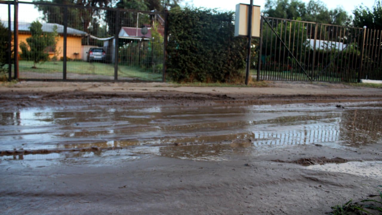 Eine Straße in Los Andes ist mit Schlamm bedeckt. Eine Straße in Los Andes ist mit Schlamm bedeckt.