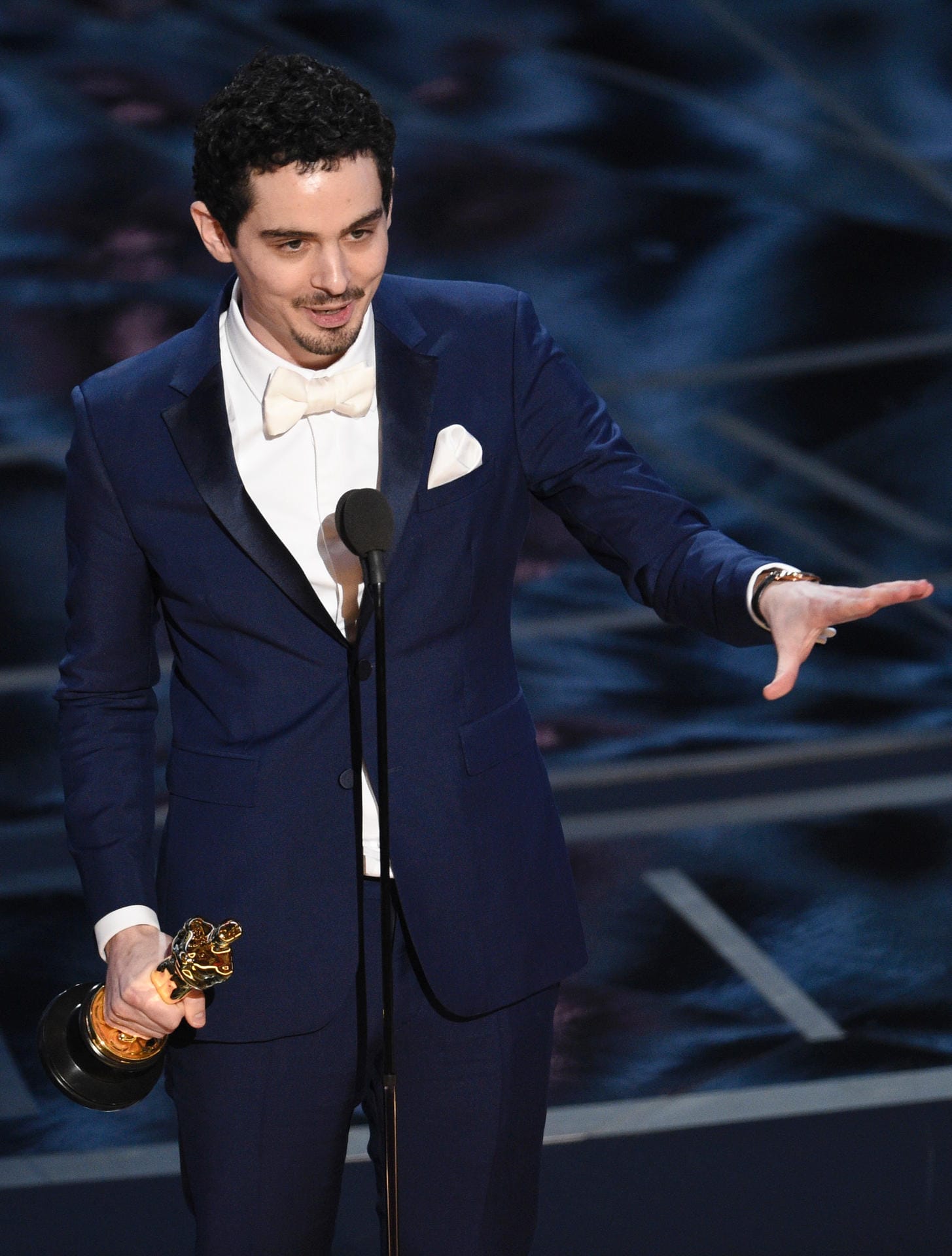 Triumph für Damien Chazelle: Der "La La Land"-Macher gewann den Oscar als bester Regisseur und ist mit 32 Jahren der bisher jüngste Preisträger in dieser Kategorie.