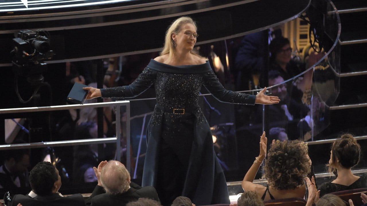 Meryl Streep im nachtblauen Kleid-Hose-Ensemble bei der Oscar-Verleihung.