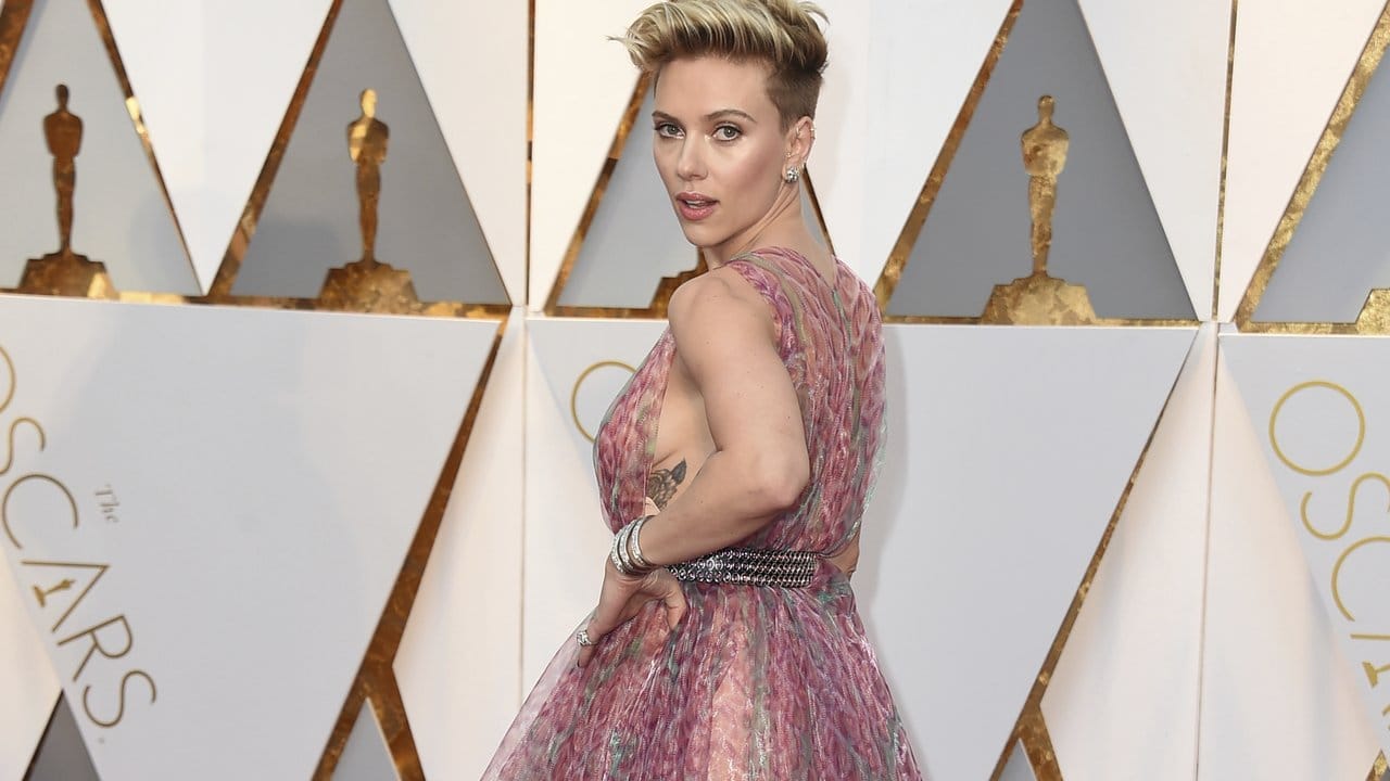 Duschvorhang oder Kleid? Scarlett Johansson bei den Oscars 2017.