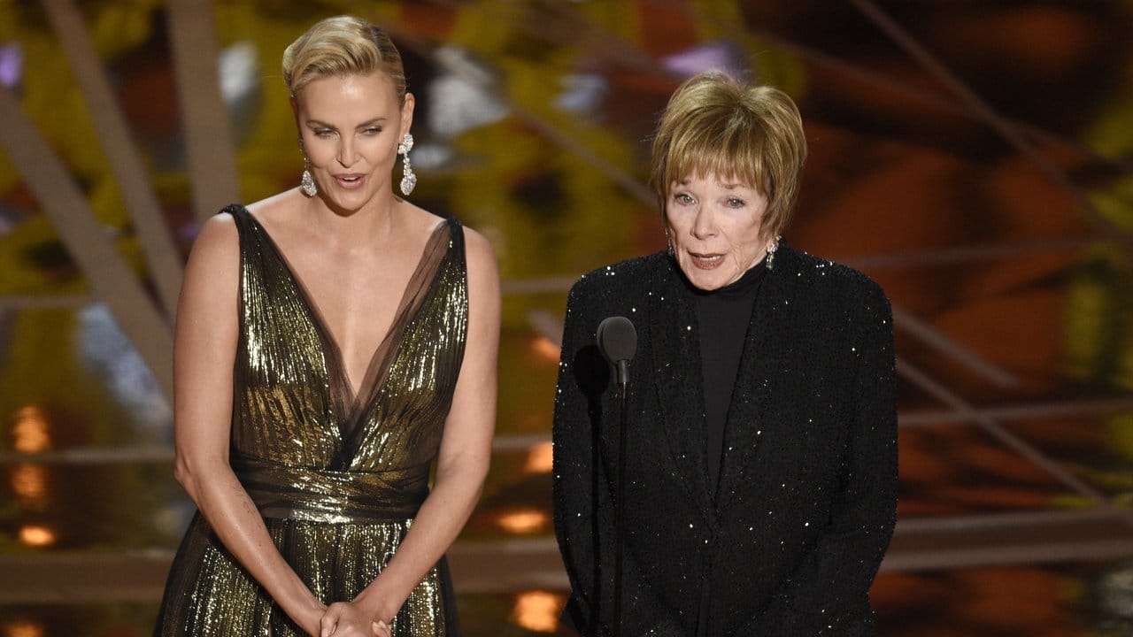 Charlize Theron (l) und Shirley MacLaine bei der Verleihung der Oscars 2017.