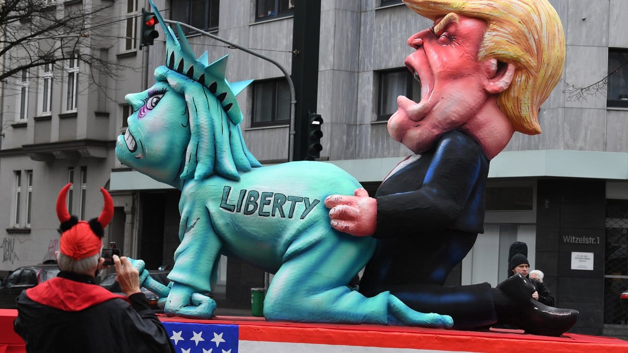 Wagen mit dem US-Präsidenten Donald Trump und der Freiheitsstatue.