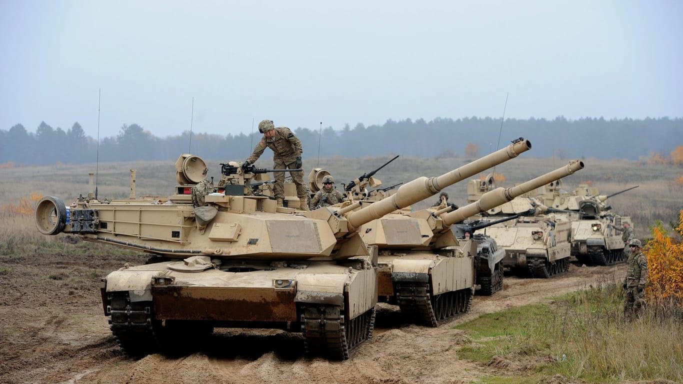 US-amerikanische M1 Abrams Panzer nehmen 2014 in Drawsko Pomorskie an einer gemeinsamen Übung mit polnischen Truppen teil.