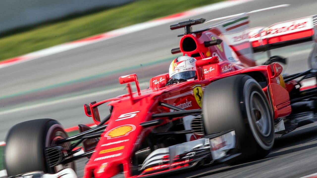 Ferrari-Pilot Sebastian Vettel testet den neuen SF70H.