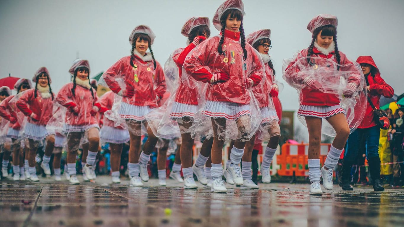 Echte Karnevalisten lassen sich die Laune auch durch Regen nicht verderben.