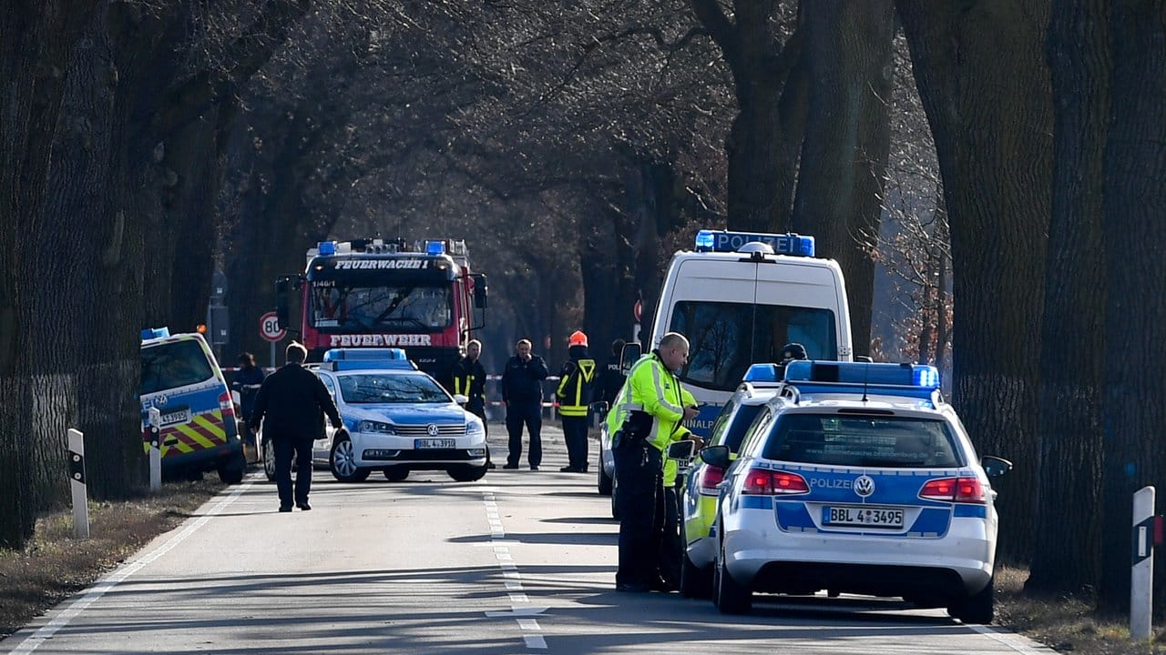 Polizeifahrzeuge sperren die B87 zwischen Oegeln und Beeskow ab. Polizeifahrzeuge sperren die B87 zwischen Oegeln und Beeskow ab.
