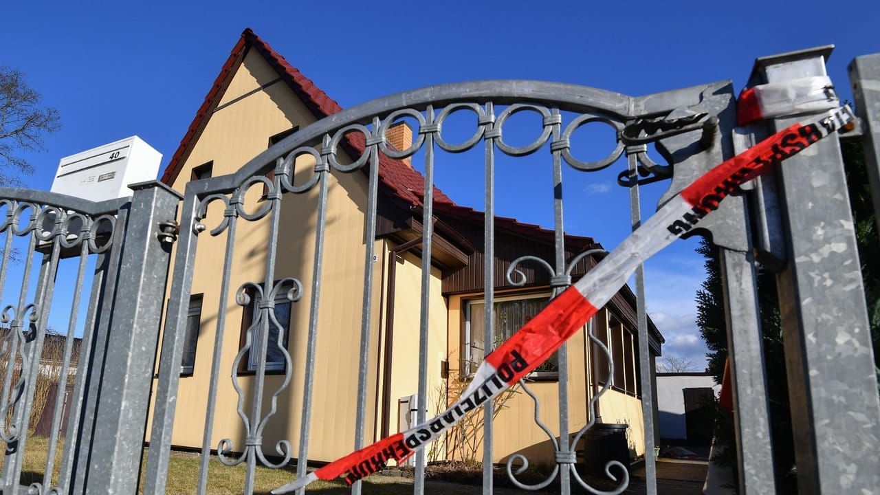 Absperrband vor einem Wohnhaus in Müllrose: Der 24-Jährige Mann soll hier seine Großmutter umgebracht haben. Absperrband vor einem Wohnhaus in Müllrose: Der 24-Jährige Mann soll hier seine Großmutter umgebracht haben.