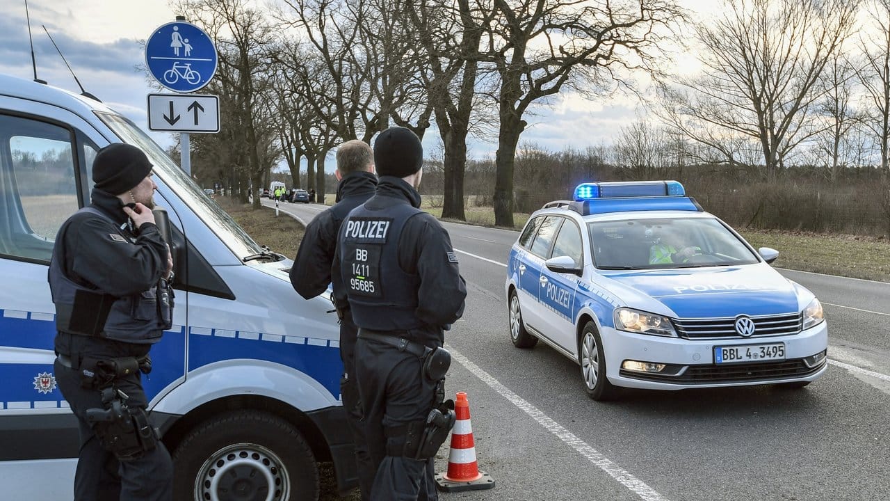 Polizeifahrzeuge sperren die B87 zwischen Oegeln und Beeskow (Brandenburg) ab. Polizeifahrzeuge sperren die B87 zwischen Oegeln und Beeskow (Brandenburg) ab.