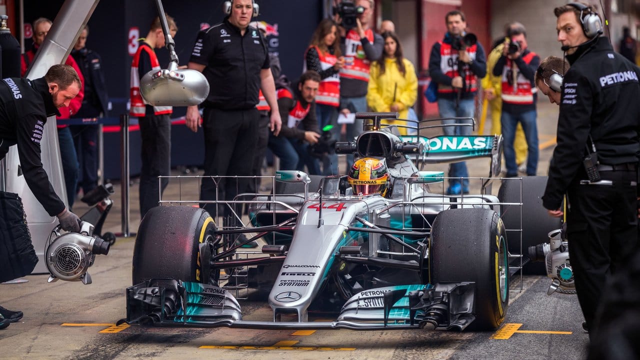 Mercedes-Pilot Lewis Hamilton bei den Tests auf dem Circuit de Catalunya.