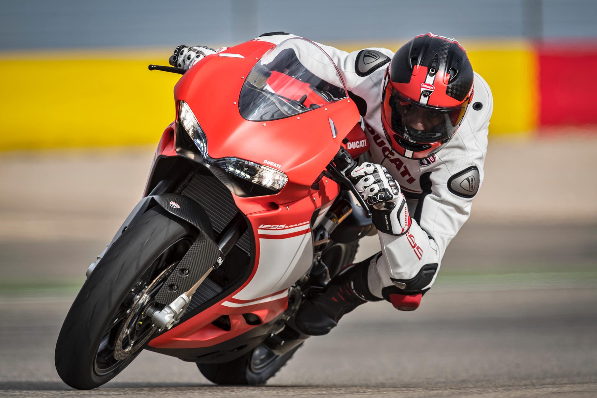 Bei den Supersportlern wie der Ducati 1299 Superleggera steht die Dynamik unverkennbar im Vordergrund.