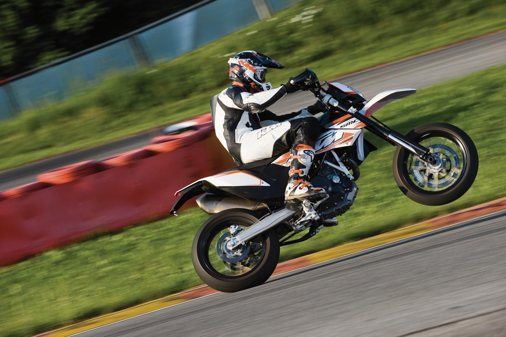 Supermoto: leichte, spartanische Motorräder wie die KTM 690 SMC.