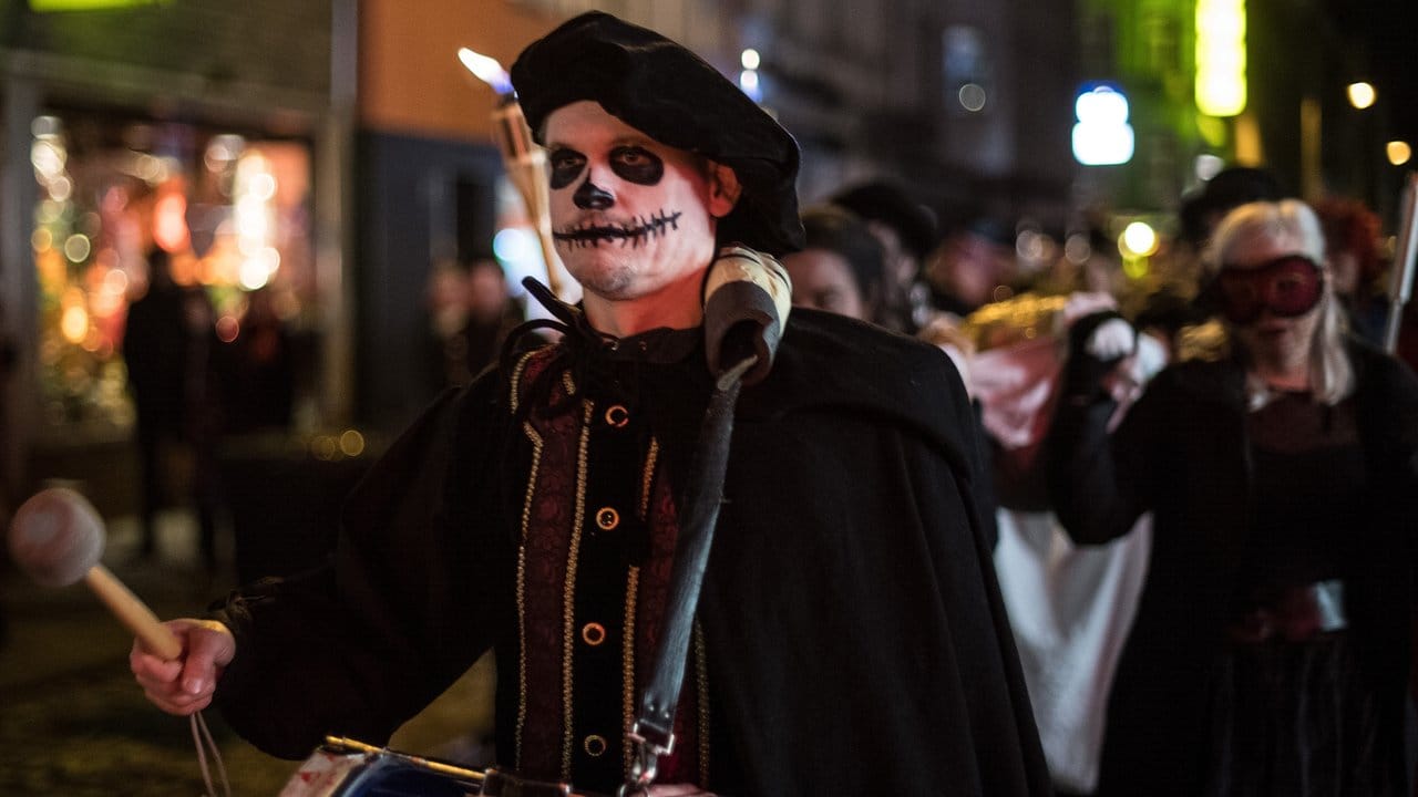 Karnevalisten tragen den "Nubbel" in einem Trauermarsch durch die Straßen von Köln.