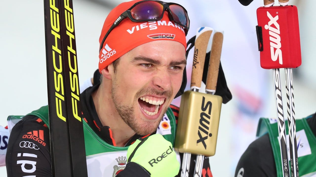 Johannes Rydzek bejubelt seinen Sieg in Lahti.
