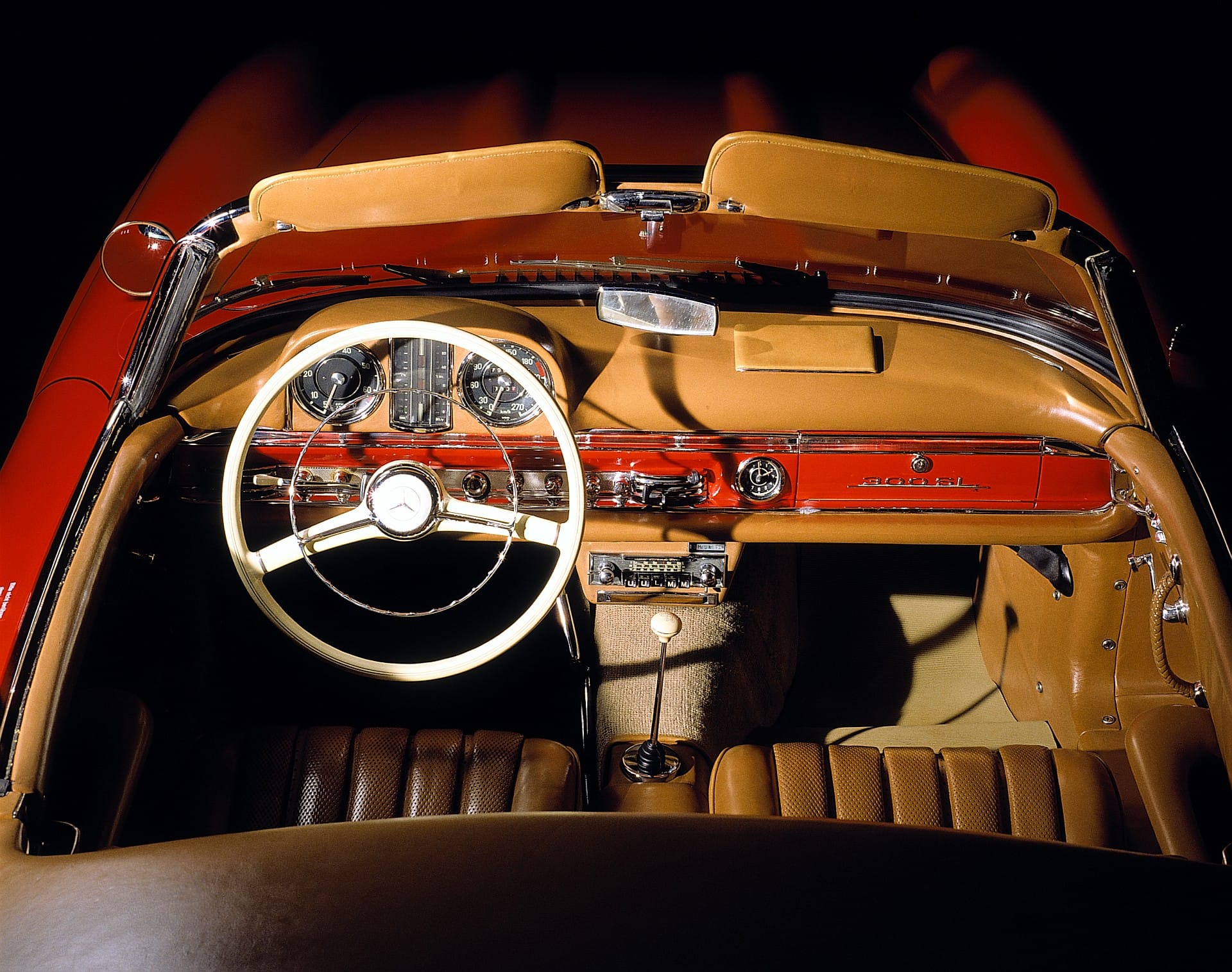 Innen besticht der Mecedes 300 SL Coupe durch eine Mischung aus Luxus, Sportlichkeit und dem Flaier der Fünfziger Jahre.