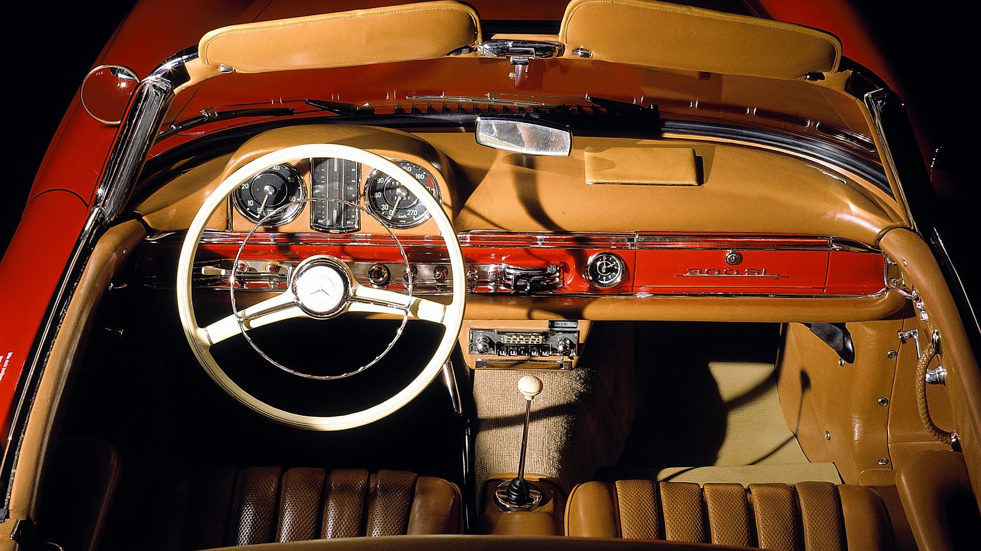 Innen besticht der Mecedes 300 SL Coupe durch eine Mischung aus Luxus, Sportlichkeit und dem Flaier der Fünfziger Jahre.