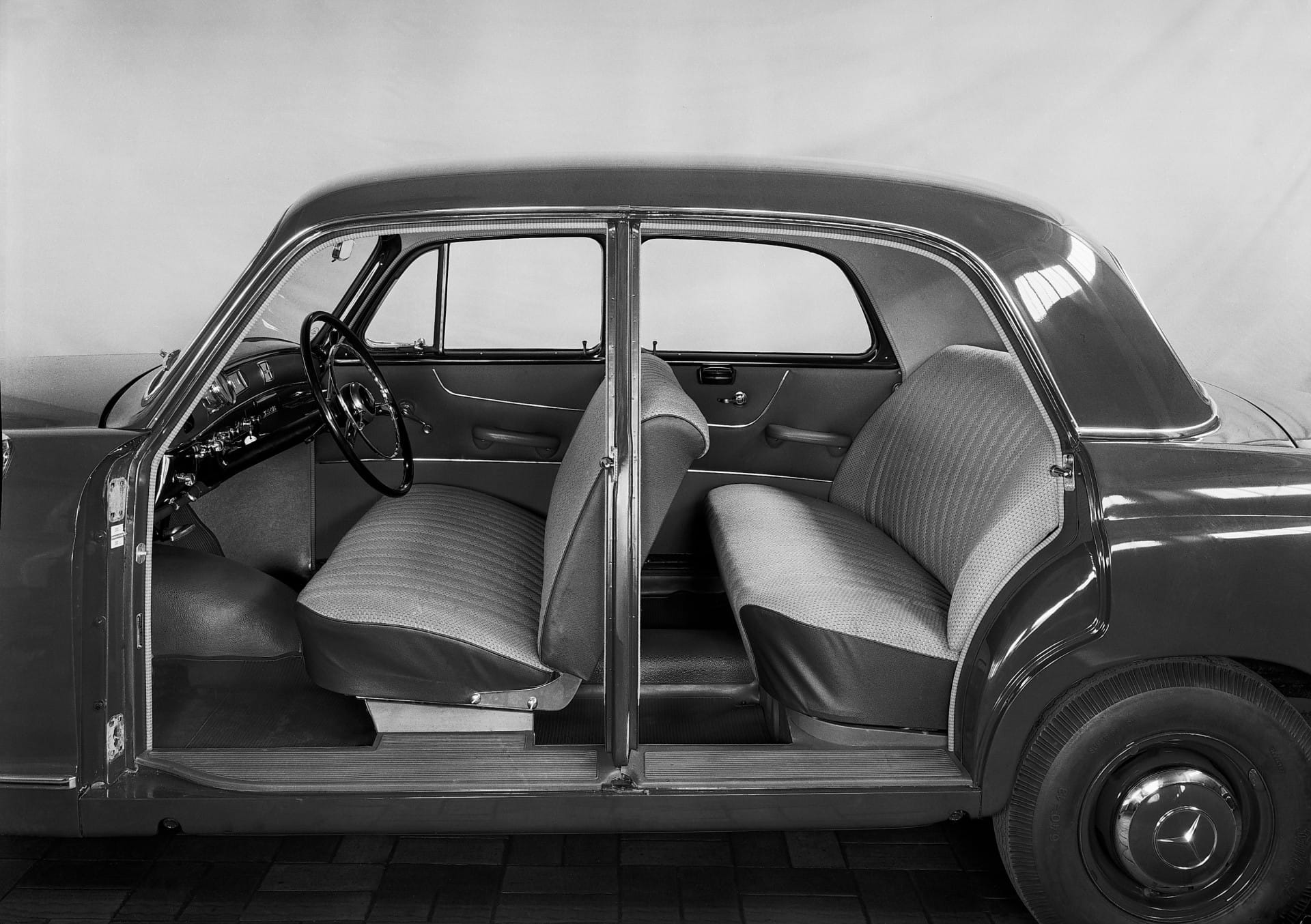 Der Ponton-Mercedes taugt bestens zum Sammlerstück aus der Automobilgeschichte.