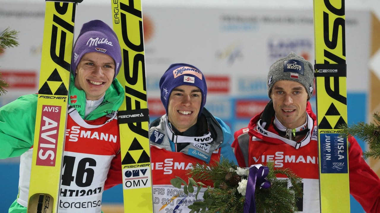 Medaillengewinner auf der Großschanze: Andreas Wellinger (Silber, l-r), Stefan Kraft (Gold) und Piotr Zyla (Bronze).