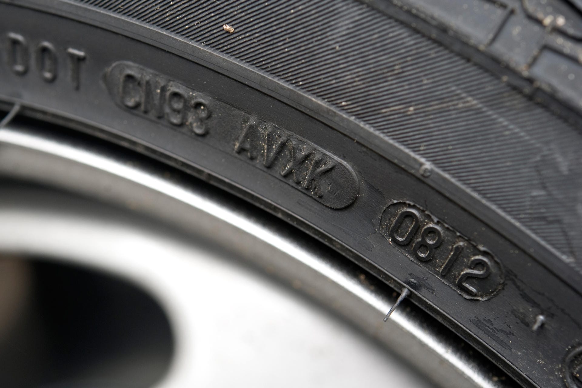 Info über die Flanke: Hier lässt sich durch die DOT-Nummer das Reifenalter feststellen: "0812" bedeutet, dass der Reifen in der achten Kalenderwoche 2012 produziert wurde.