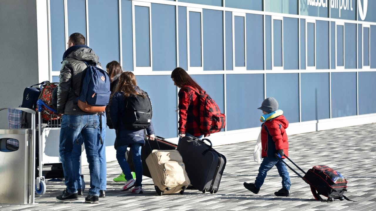 Abgelehnte Asylbewerber betreten den Terminal des Kassel-Airports.
