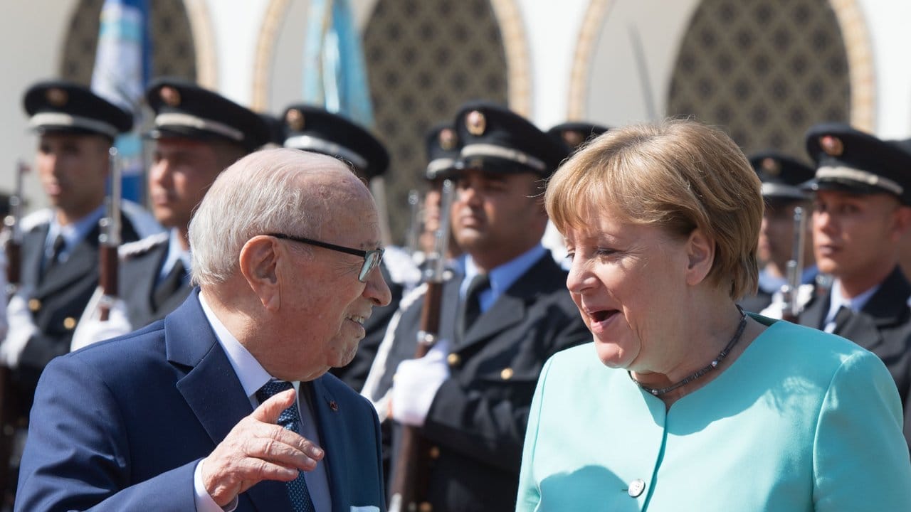 Bundeskanzlerin Angela Merkel im Ehrenhof des Präsidentenpalastes von Tunesiens Präsident Béji Caïd Essebsi empfangen.