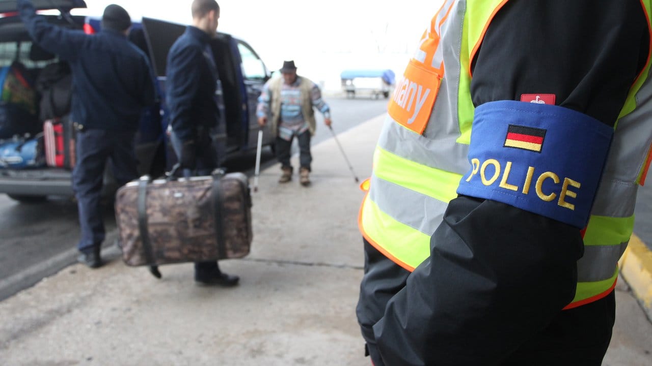 Polizisten begleiten abgelehnte Asylbewerber auf dem Flughafen Leipzig-Halle: Das zwischen der deutschen und der tunesischen Regierung verabredete erleichterte Abschiebeverfahren wurde hier erstmals angewendet.