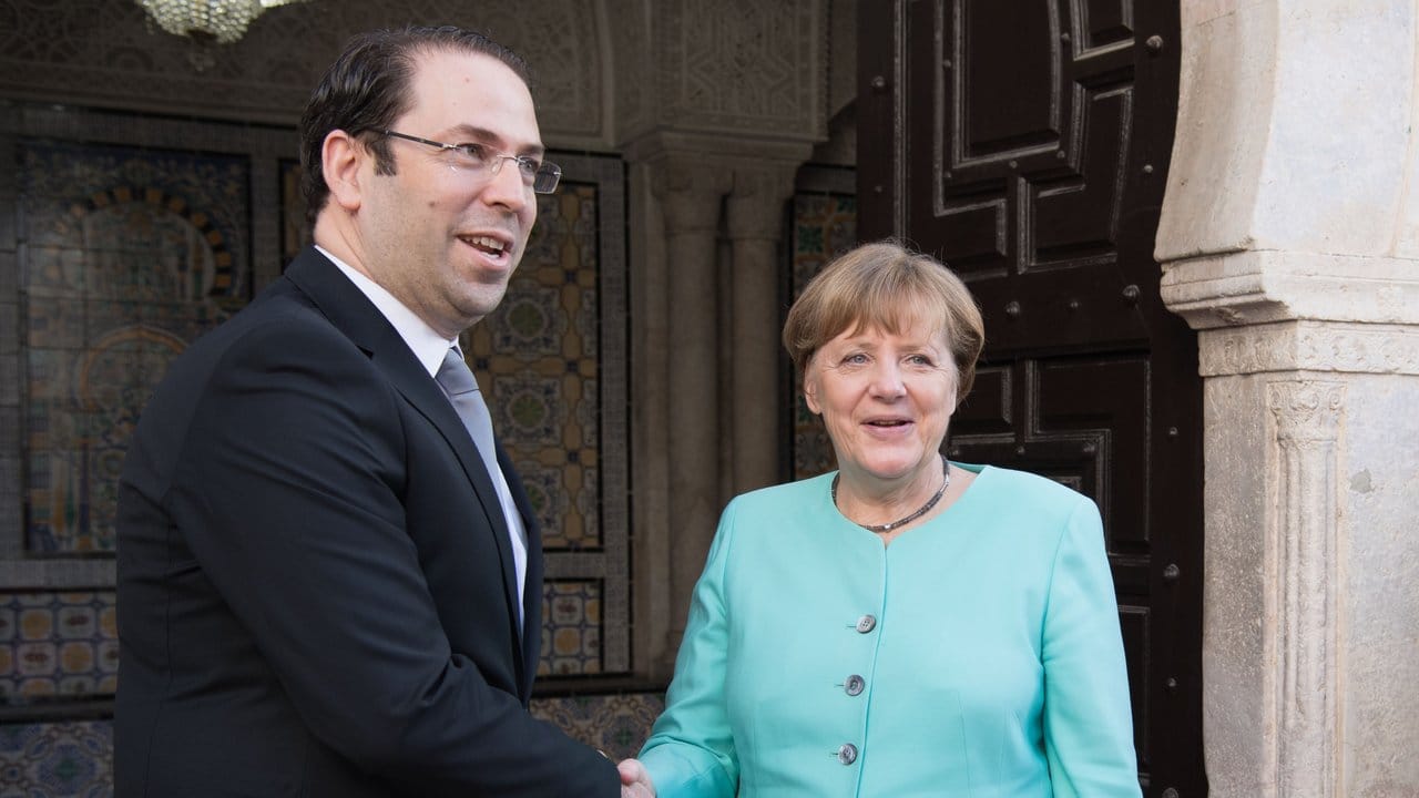 Bundeskanzlerin Angela Merkel wird vom tunesischen Ministerpräsidenten Youssef Chahed begrüßt. Bundeskanzlerin Angela Merkel wird vom tunesischen Ministerpräsidenten Youssef Chahed begrüßt.