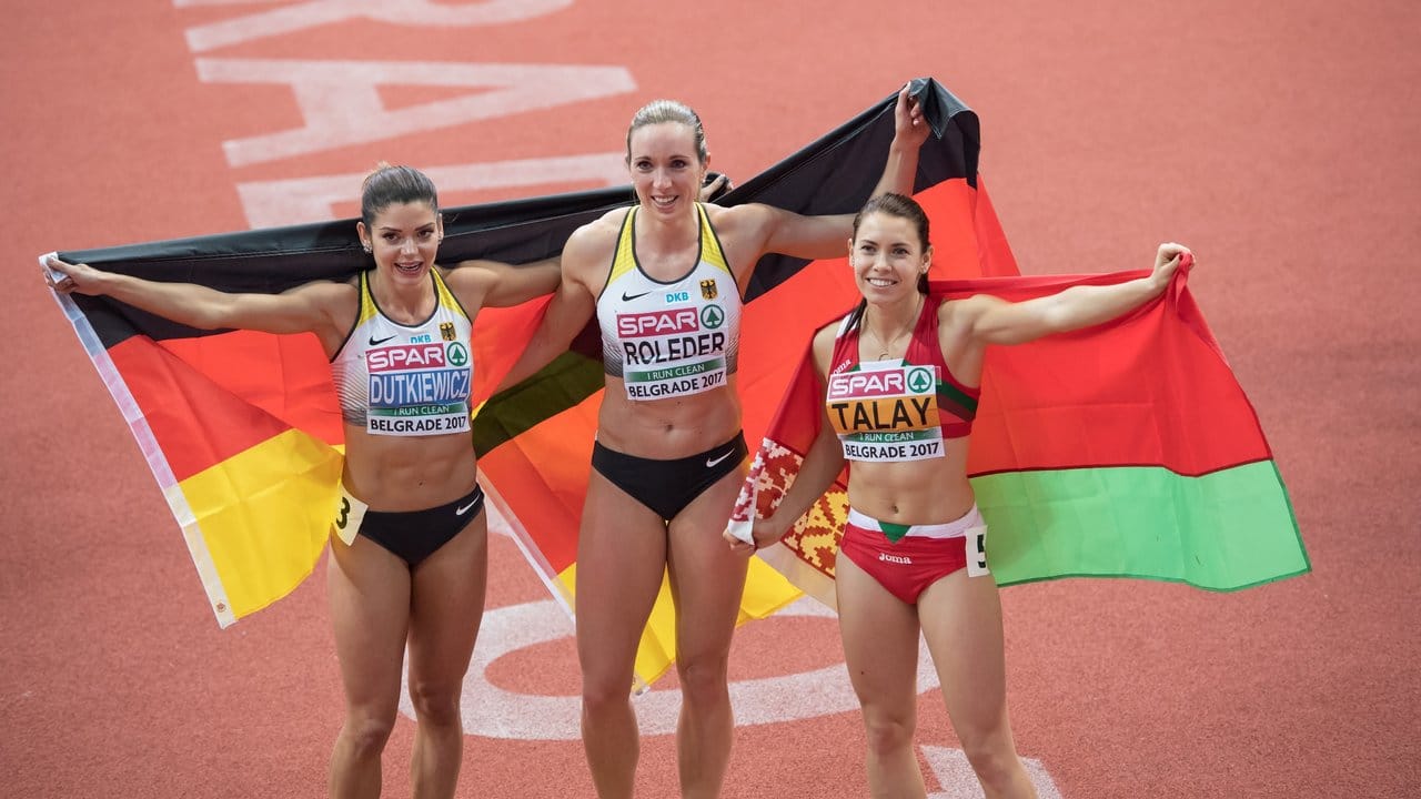 Pamela Dutkiewicz (l-r), Siegerin Cindy Roleder und die Weißrussin Alina Talaj freuen sich nach dem Rennen.