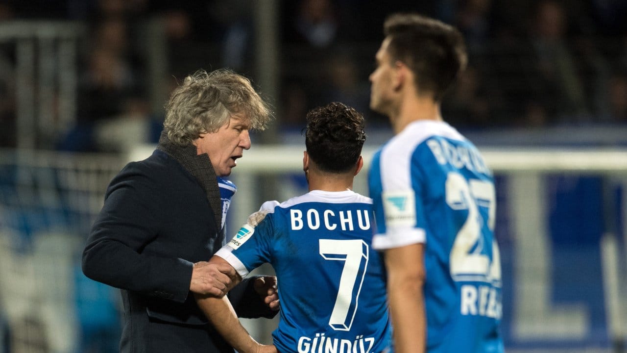 Bochums Trainer Gertjan Verbeek spricht nach dem Spiel mit Selim Gündüz, der den entscheidenden Elfmeter verursacht hatte.