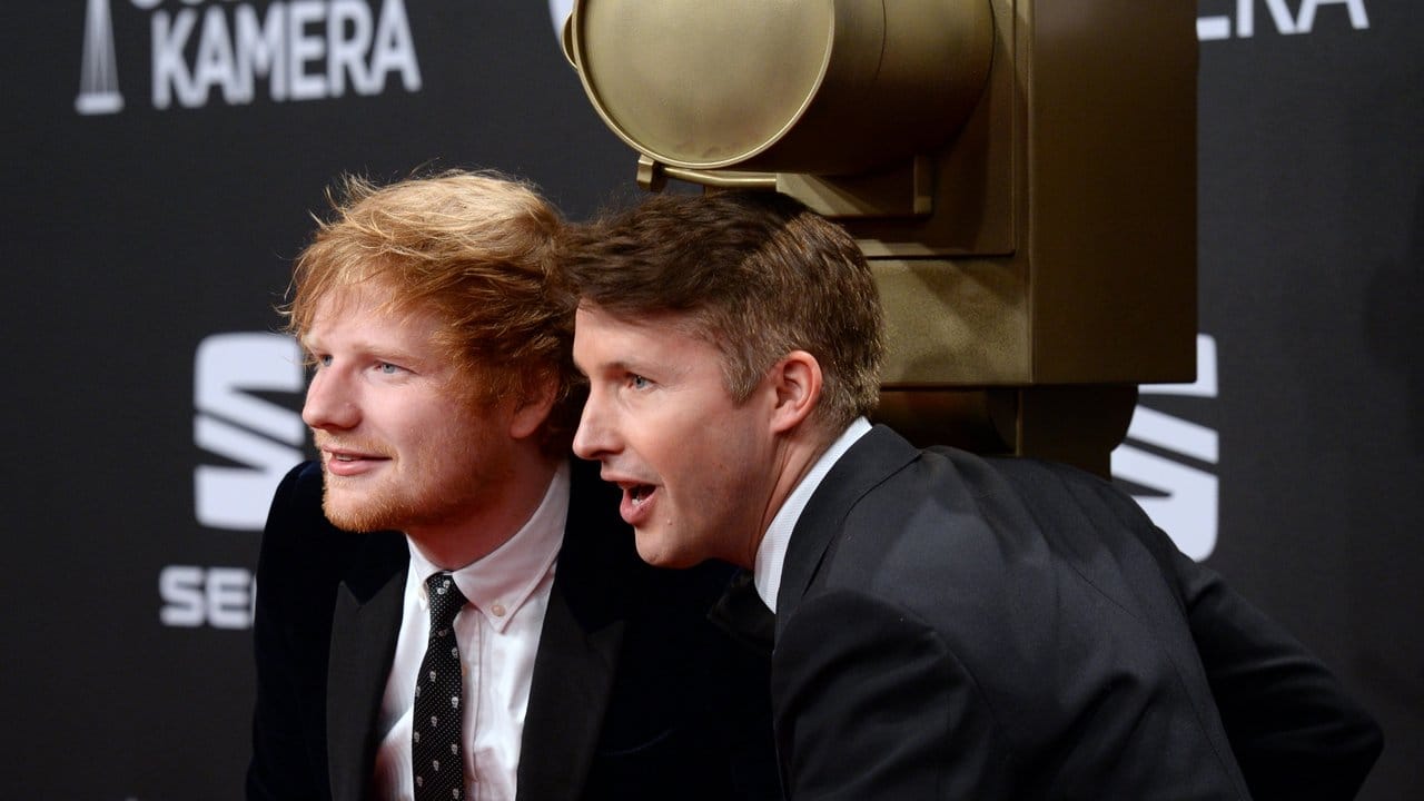 Die britischen Sänger Ed Sheeran (l) und James Blunt posierenderweise. Die britischen Sänger Ed Sheeran (l) und James Blunt posierenderweise.