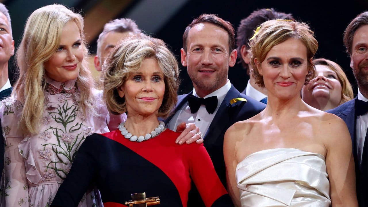 Nicole Kidman (l-r), Jane Fonda, Wotan Wilke Möhring und TV-Journalistin Caren Miosga auf der Bühne. Nicole Kidman (l-r), Jane Fonda, Wotan Wilke Möhring und TV-Journalistin Caren Miosga auf der Bühne.