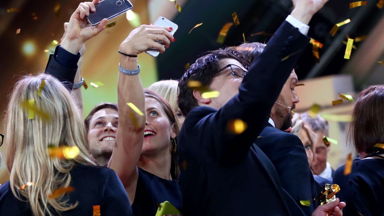 Zahlreiche Preisträger machen nach der Verleihung Selfies des Abschlussbildes. Zahlreiche Preisträger machen nach der Verleihung Selfies des Abschlussbildes.