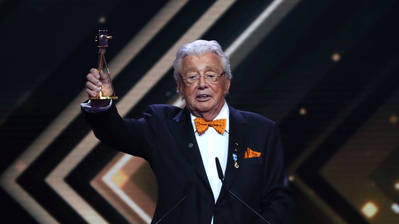 Dieter Thomas HEck mit seiner Goldenen Kamera. Dieter Thomas HEck mit seiner Goldenen Kamera.