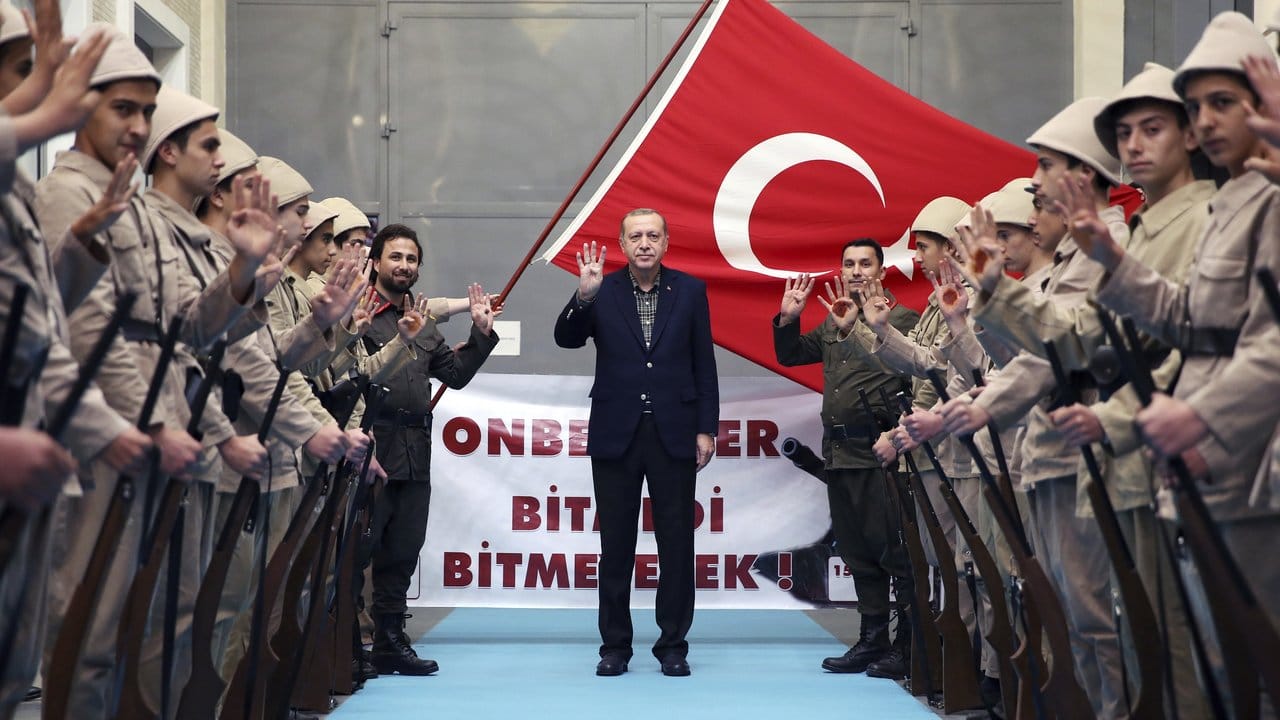 Unterstützer in historischen Militäruniformen begrüßen den türkischen Staatspräsidenten Erdogan. Unterstützer in historischen Militäruniformen begrüßen den türkischen Staatspräsidenten Erdogan.