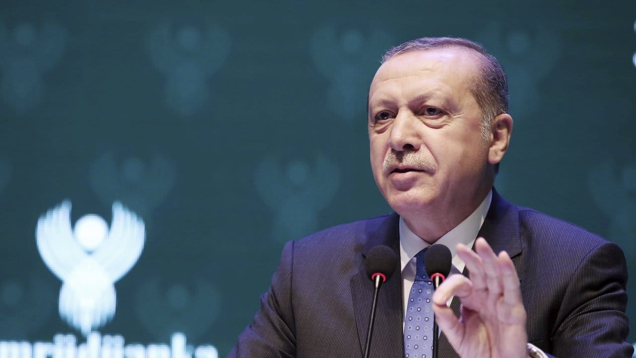 Die Verantwortlichen müssten wegen "Beihilfe zum Terror vor Gericht kommen": Recep Tayyip Erdogan. Die Verantwortlichen müssten wegen "Beihilfe zum Terror vor Gericht kommen": Recep Tayyip Erdogan.
