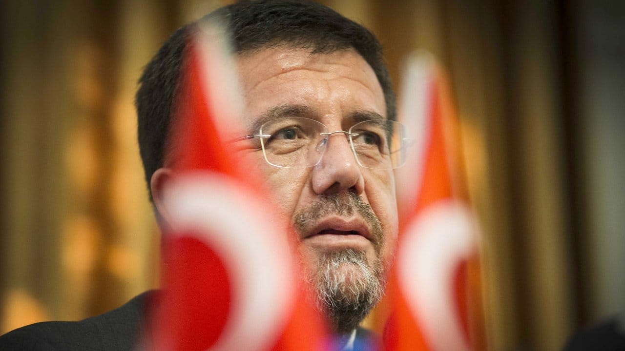 Der türkische Wirtschaftsminister Nihat Zeybekci will am Sonntag in Frechen bei Köln vor Anhängern der Regierungspartei AKP sprechen. Der türkische Wirtschaftsminister Nihat Zeybekci will am Sonntag in Frechen bei Köln vor Anhängern der Regierungspartei AKP sprechen.