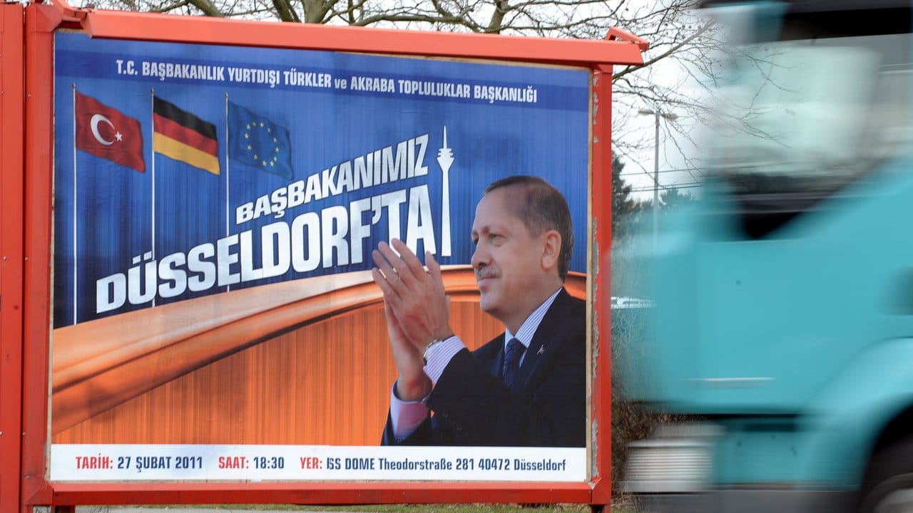 Werbung vor einem Auftritt von Erdogan im Februar 2011 in Köln. Werbung vor einem Auftritt von Erdogan im Februar 2011 in Köln.