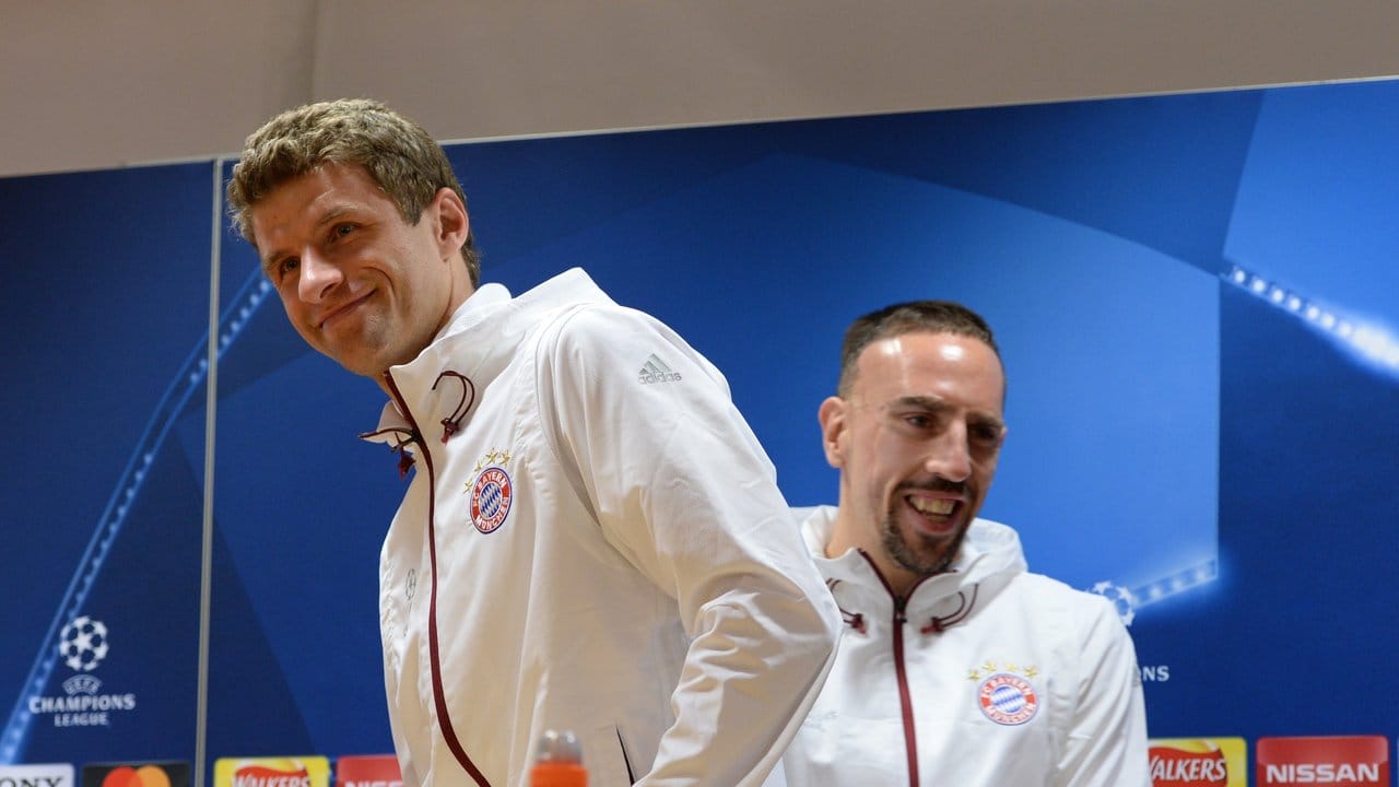Thomas Müller (l) und Franck Ribery kommen zur Abschlusspressekonferenz im Emirates Stadion in London.