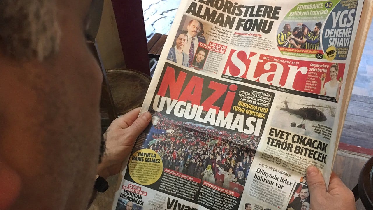 Auf der Titelseite der türkischen regierungsnahen Zeitung "Star" ist ein Foto vom Auftritt Erdogans zu sehen, darüber steht: "Nazi-Praxis". Auf der Titelseite der türkischen regierungsnahen Zeitung "Star" ist ein Foto vom Auftritt Erdogans zu sehen, darüber steht: "Nazi-Praxis".
