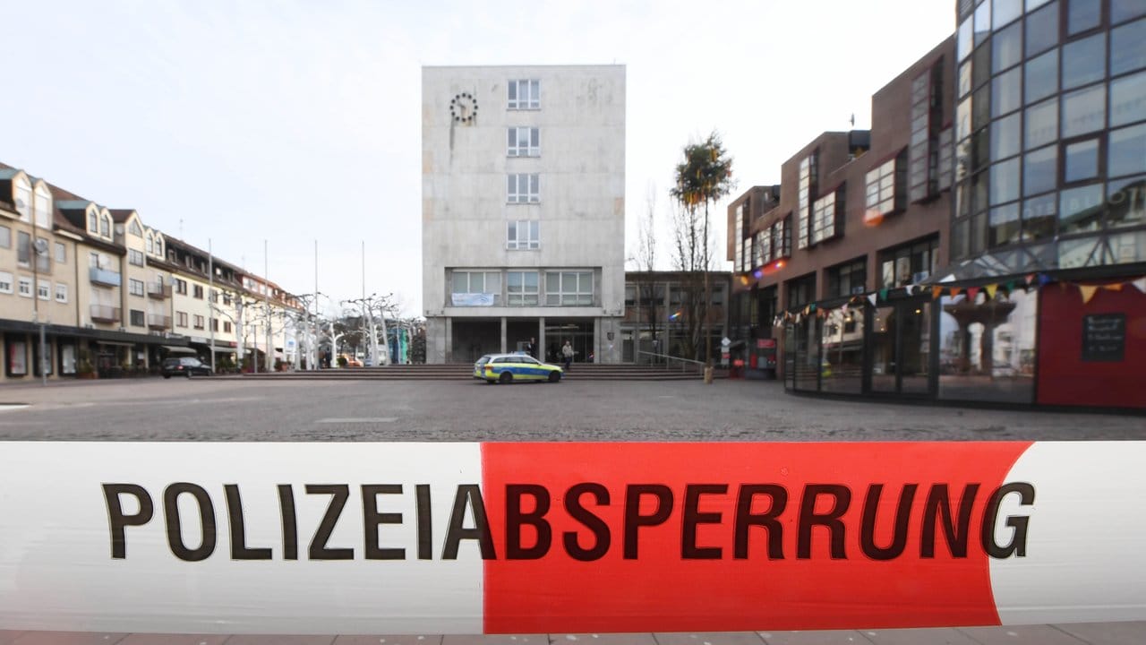 Das nach einer Bombendrohung abgesperrte Rathaus von Gaggenau. Das nach einer Bombendrohung abgesperrte Rathaus von Gaggenau.